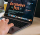 Website Hacktoberfest 2021 auf Macbook Display