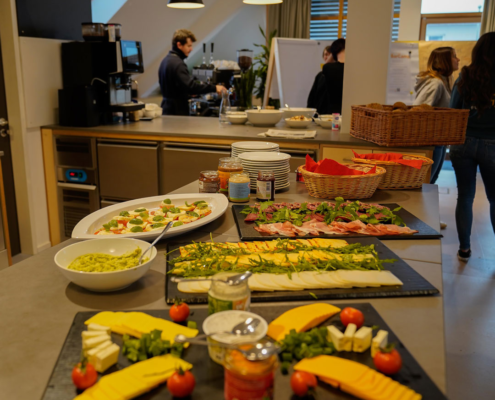 Snacks auf dem Tisch der Cafeteria