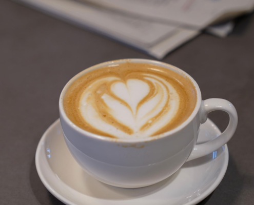 Tasse Kaffee mit schöner Milch