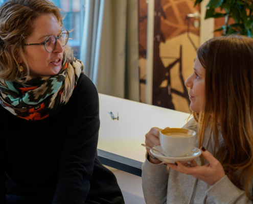 Micromata Mitarbeiterinnen bei einer TAsse Kaffee