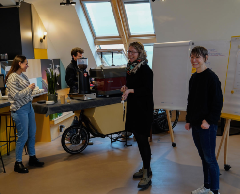 Mitarbeiterinnen in der Cafeteria beim Barcamp 2023