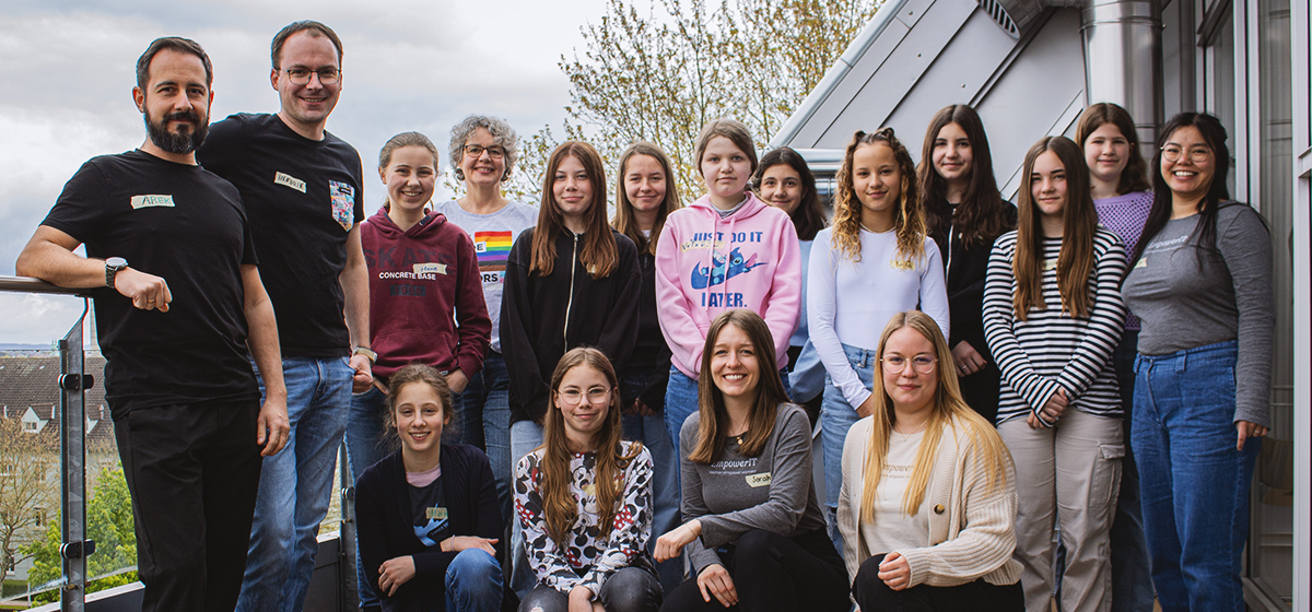 Gruppenfoto mit den Teilnehmerinnen und Tutor:innen am Girls' Day 2024 bei Micromata