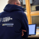 Rückansicht von Frontendentwickler Michael Kühnel im Hacktoberfest-Hoodie