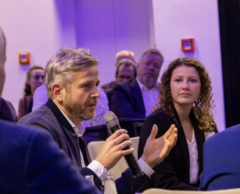 Momentaufnahme des Podiumsgesprächs "Mensch und Maschine im Einklang" am 29. Oktober 2024 im Frauenhofer IEE