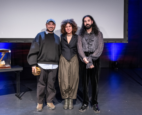 Drei Preisträger:innen beim Dokfest 2024: Agil Abdullayev (Golden Cube), Farah Kassem (lobende Erwähnung beim Goldenen Schlüssel), Husein Bastouni (Goldener Herkules)